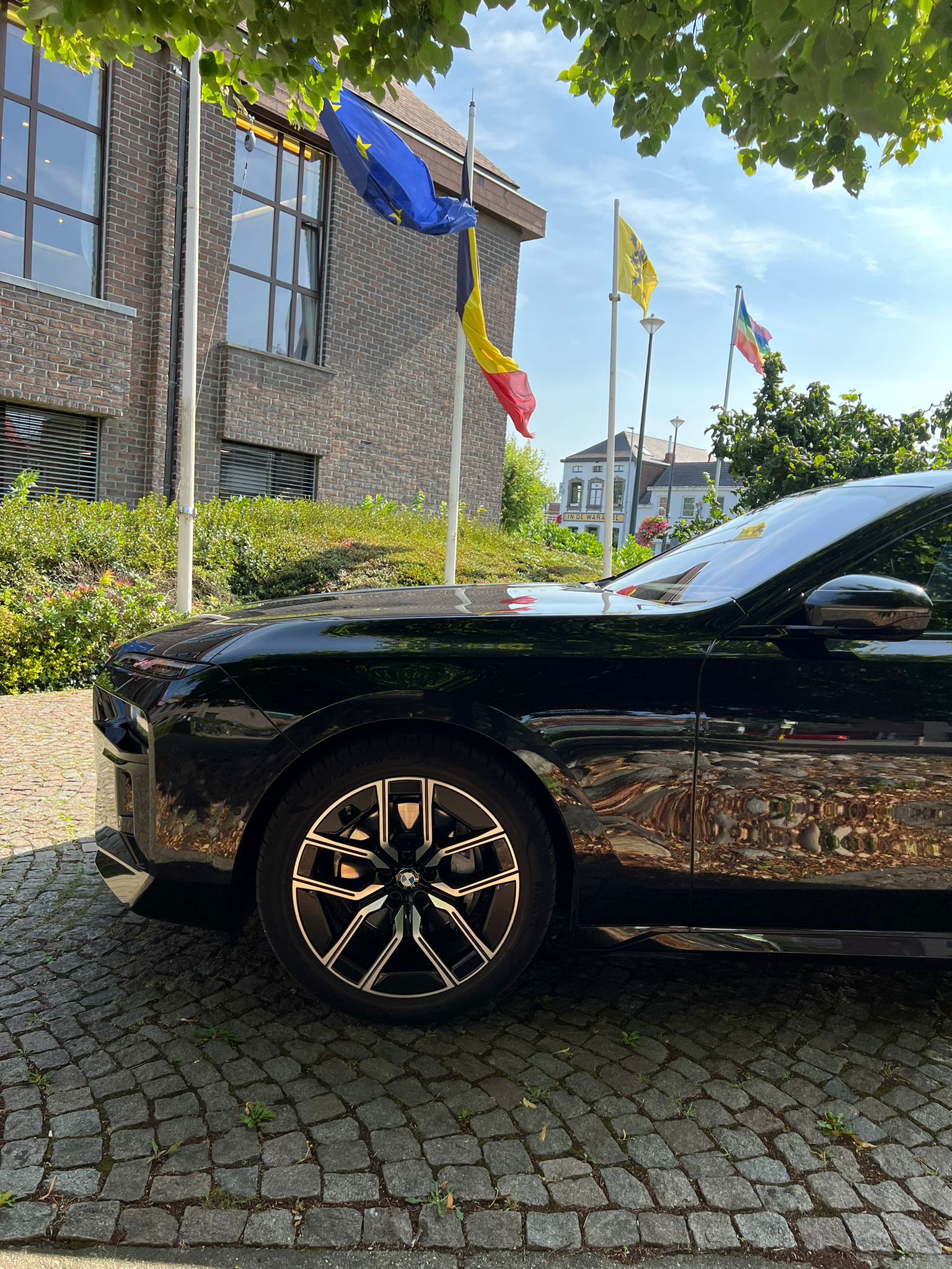 4 Wagen Geparkeerd Gemeentehuis