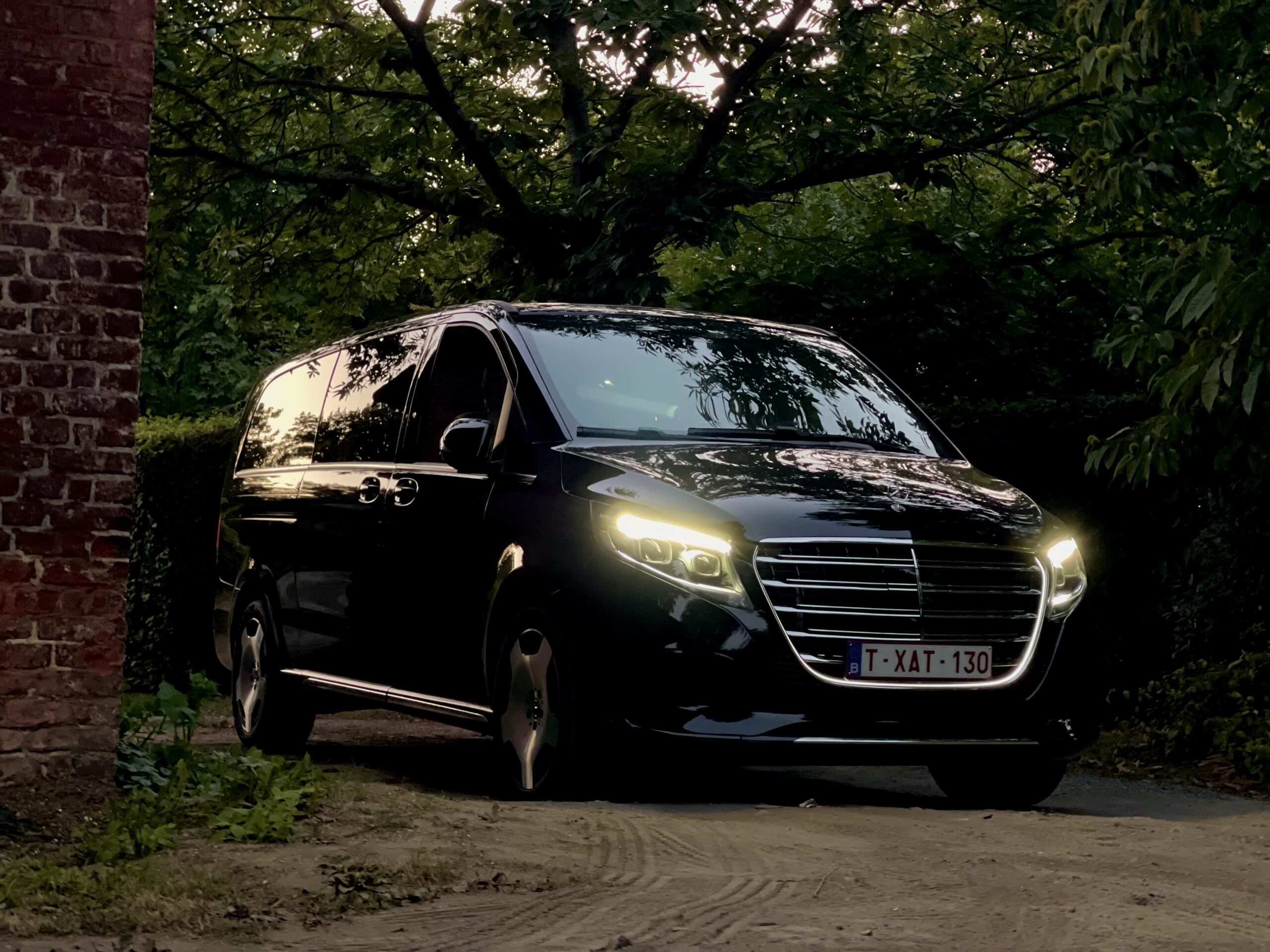 7 Vip Minibus Met Lichten Aan