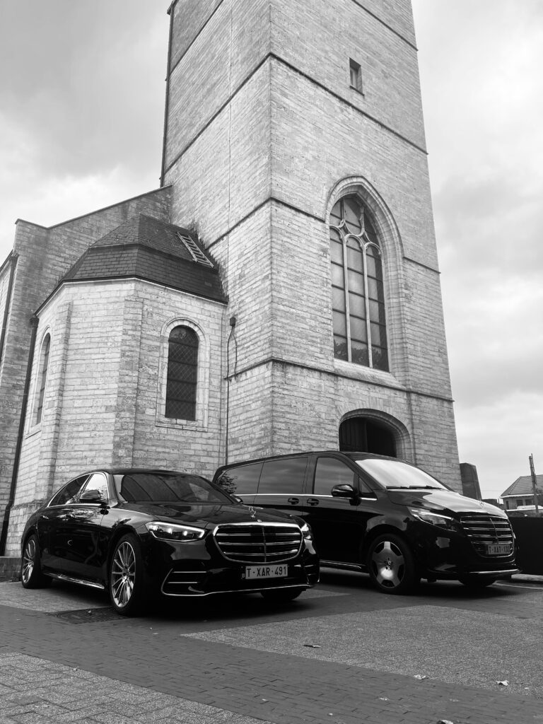Vervoer naar kerk in zwarte wagens.
